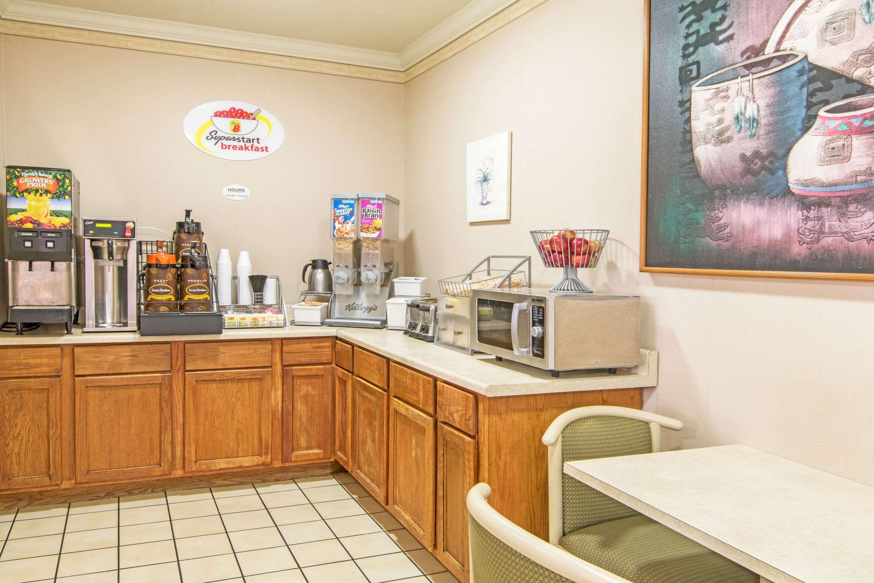 Super 8 By Wyndham Richfield Cleveland Otel Dış mekan fotoğraf